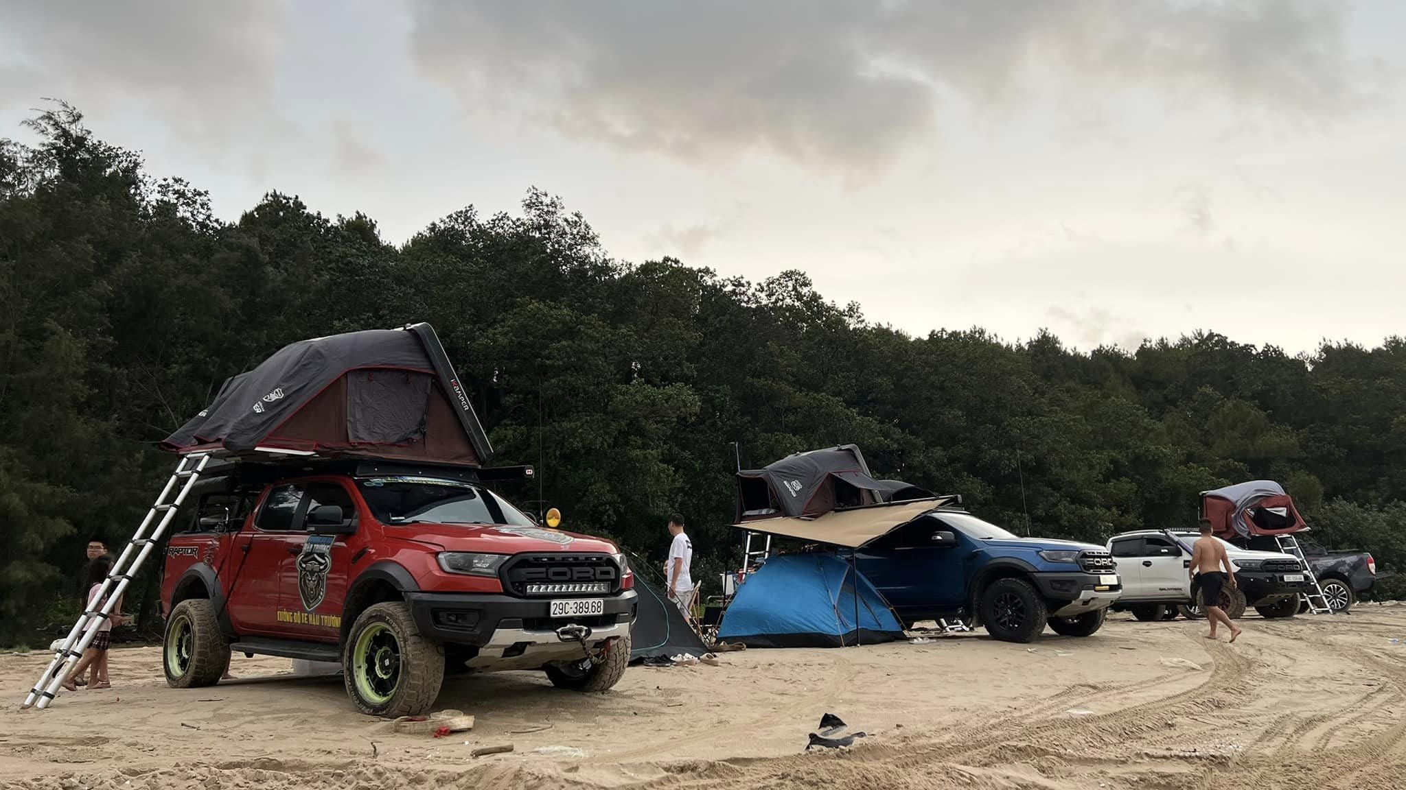 Camping cùng lều nóc ô tô